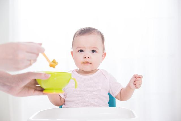 宝宝辅食添加，几个月开始吃米糊？