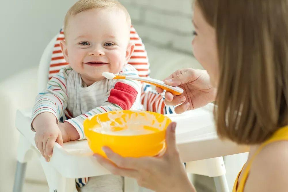 婴儿辅食添加，六个月宝宝应该吃什么辅食？